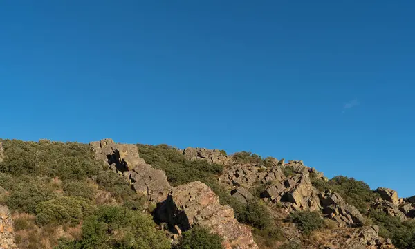 Rock spine chain in the hillside under blue sky — Stock Photo, Image