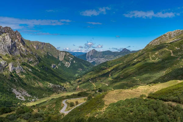 Camino de montaña y flysch en el fondo —  Fotos de Stock