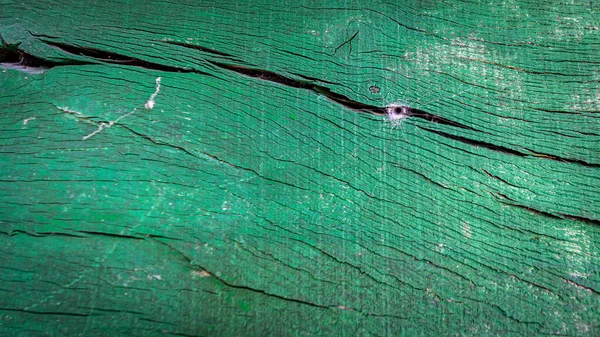 Pavučinová díra přes zelené dřevěné dveře — Stock fotografie