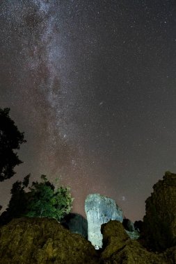 Samanyolunun altındaki ikonik kaya parçası, gece çekimi.