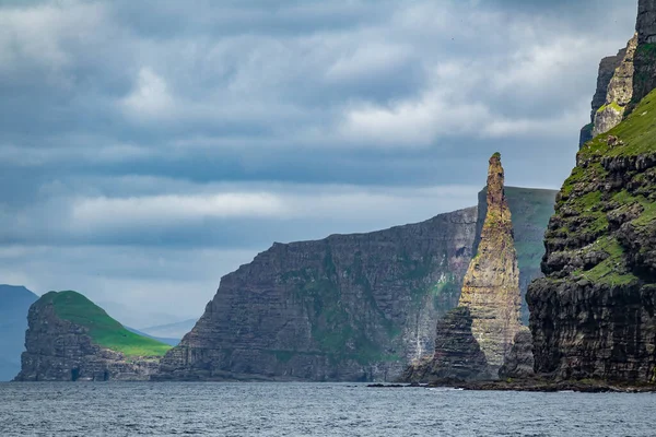 Aguja afilada rocas icónicas en las Islas Feroe — Foto de Stock