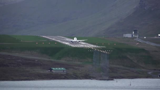 Avión aterrizando en pista de las Islas Feroe con sombra en cámara lenta — Vídeo de stock