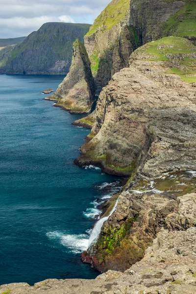 Espectacular costa empinada con altos acantilados de islas Feroe — Foto de Stock