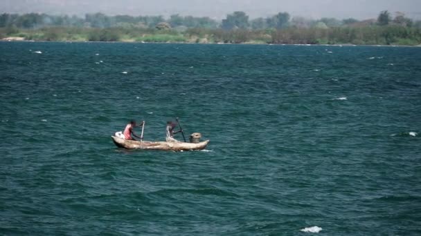 Pescari pixelați vâslind în lacul Malawi, lent-mo — Videoclip de stoc