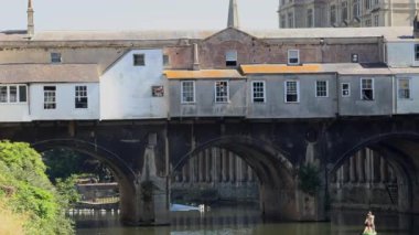 İngiltere 'nin Bath kentindeki tarihi nehir kenarı köprüsü, Avrupa mimarisini yansıtıyor ve şehrin cazibesini artırıyor.