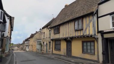 Cotswold köyünde bir gezinti büyüleyici taş evleri ve İngiliz kırsalının ebedi güzelliğini gözler önüne seriyor..