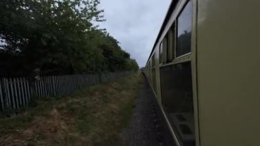 Eski kömür vagonları güzel manzaranın içinden geçiyor, son vagondan çekilen raylar boyunca bir manzarası var..