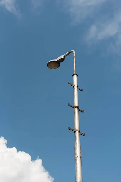 Стара Індустріальна Вулична Лампа Тлі Блакитного Неба Білими Хмарами — стокове фото