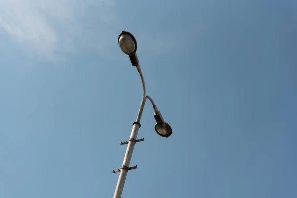 Ancien Lampadaire Industriel Contre Ciel Bleu Avec Nuages Blancs — Photo