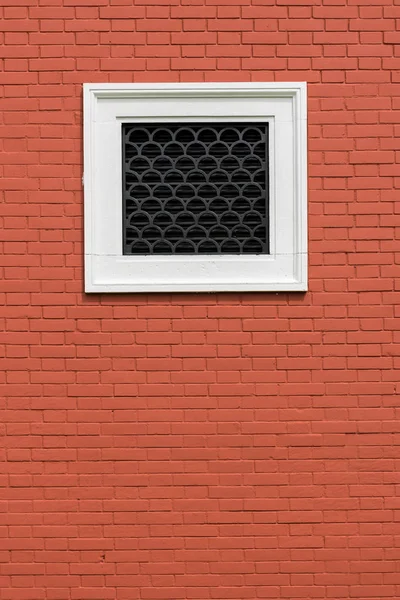 Parede Tijolo Vermelho Forte Com Janela Branca Meio Vermelho Telhas — Fotografia de Stock