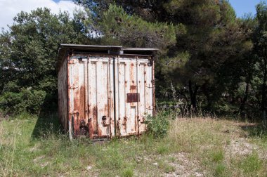 eski paslı metal konteyner