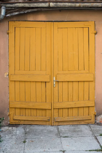 Velho Fechado Portas Garagem Amarelo Madeira — Fotografia de Stock