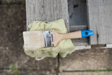 Yeşil kumaş, bez üzerine kullanılan ahşap boya fırçası.
