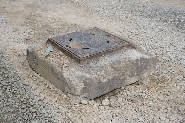 Eski kanalizasyon girişine yol inşaatları sırasında. Metal kanalizasyon veya metal kapağı.