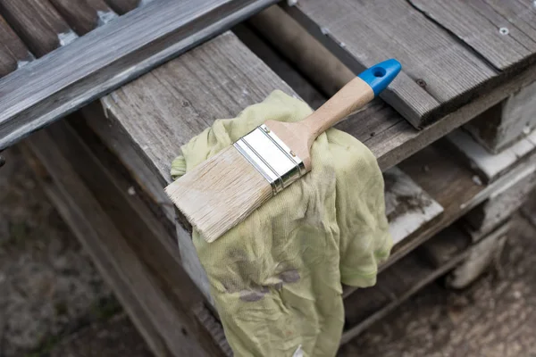 Yeşil kumaş, bez üzerine kullanılan ahşap boya fırçası.