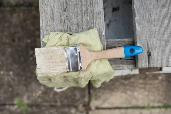 Yeşil kumaş, bez üzerine kullanılan ahşap boya fırçası.
