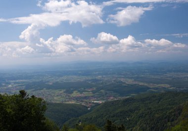 Medvednica, Sljeme dağ Zagreb, Hırvatistan'dan görüntüleyin. Manzara fotoğraf mavi gökyüzü, beyaz bulutlar ve yeşil ağaçlar