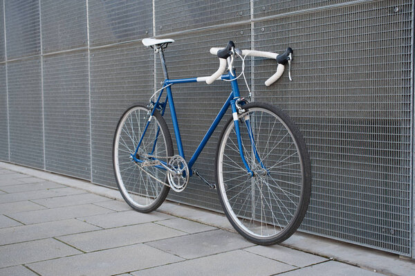 Винтажный синий город, дорожный велосипед с белыми деталями
.