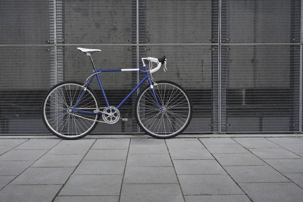 ビンテージ ブルーの街を白の詳細道路自転車 — ストック写真