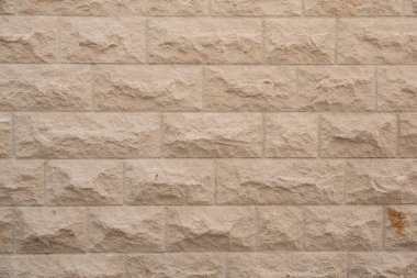 Arka plan olarak bej taş duvar