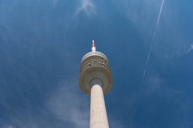 Beyaz bulutlar ve arka planda mavi gökyüzü ile Olimpiyat kule-Münih, Almanya.