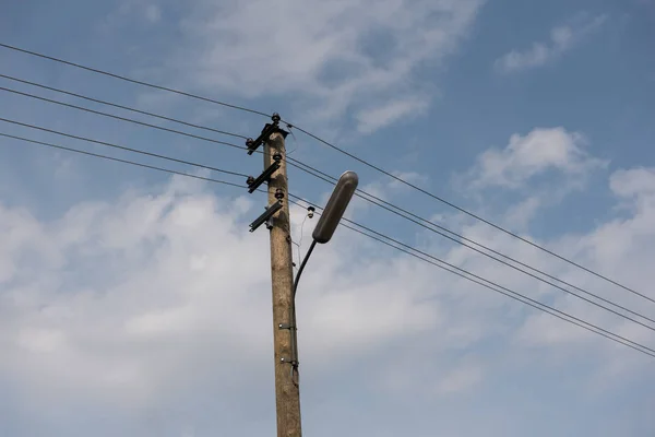 Pólo Lâmpada Rua Madeira Com Fios Elétricos Contra Céu Azul — Fotografia de Stock