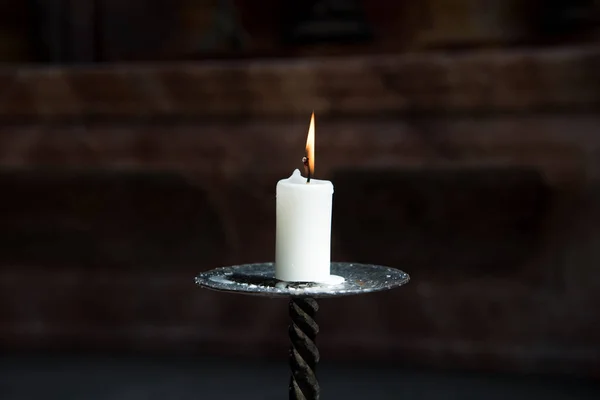 Witte Kaars Branden Oude Grote Zwarte Metalen Kandelaar Een Kerk — Stockfoto