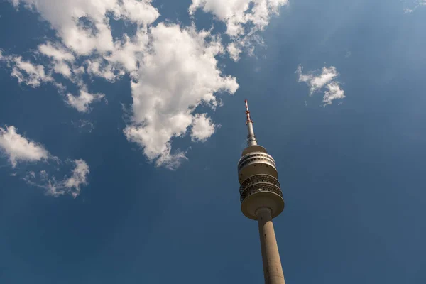 Torre Olímpica Munique Alemanha Com Nuvens Brancas Céu Azul Fundo — Fotografia de Stock