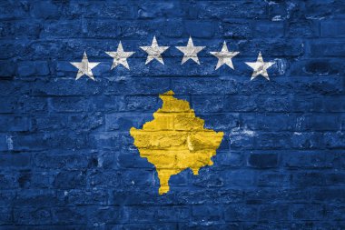 Kosova bayrağı bir eski tuğla duvar arka plan, yüzey üzerinde