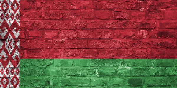 白俄罗斯国旗在旧砖墙背景上 — 图库照片