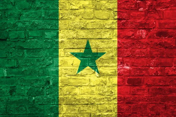 Senegalesische Flagge Über Einem Alten Backsteinmauerhintergrund Oberfläche — Stockfoto