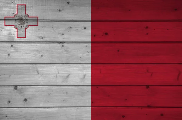 Malta bayrağı ahşap arka plan, yüzey üzerinde. Ahşap duvar, plakalar. Ulusal bayrak.