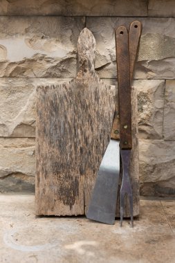 Büyük ahşap çatal ile eski ahşap kesme tahtası. Pişirme aksesuarları. Tahta kesme kullanılır. Mutfak gereçleri.