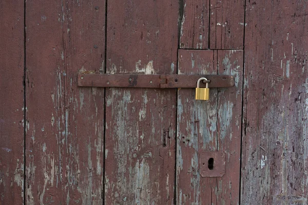 Παλιές Ξύλινες Πόρτες Κλειδωμένες Μεταλλικά Κίτρινο Λουκέτο Νέο Κίτρινο Λουκέτο — Φωτογραφία Αρχείου
