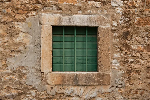 Kleines Steinfenster Geschlossen Mit Grünen Holzbohlen Und Grünen Metallstangen Fenster — Stockfoto