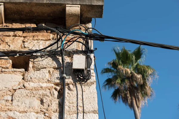 古い石造りの家に接続されている電線 古い建築 電気伝送 建物上の電球 街路灯 — ストック写真