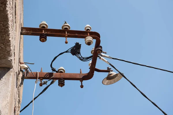 Elektrik Telleri Üzerinde Eski Bir Taş Bağlı Eski Mimari Elektrik — Stok fotoğraf