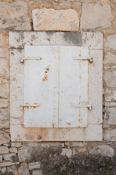 Sehr Altes Geschlossenes Fenster Mit Weißen Holzläden Fenster Mit Steinrahmen — Stockfoto