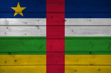 Ahşap arka plan, yüzey üzerinde Orta Afrika Cumhuriyeti Cumhuriyeti bayrağı. Ahşap duvar, plakalar. Ulusal bayrak