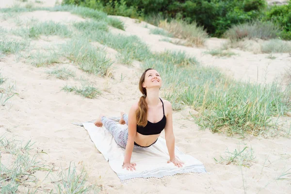 Ragazza Felice Sorridente Facendo Asana Yoga All Aperto Cane Posa — Foto Stock