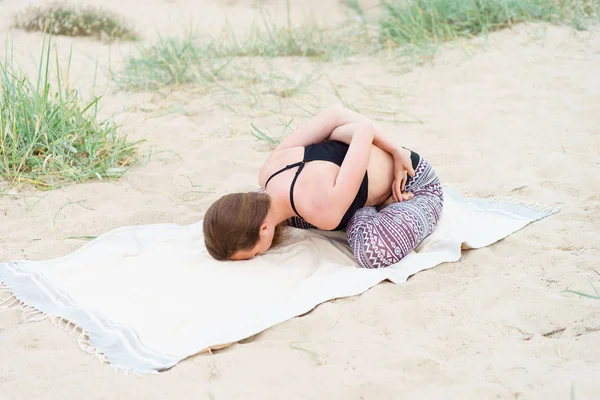 Ragazza Che Yoga All Aperto Posizione Lotus Sulla Spiaggia — Foto Stock