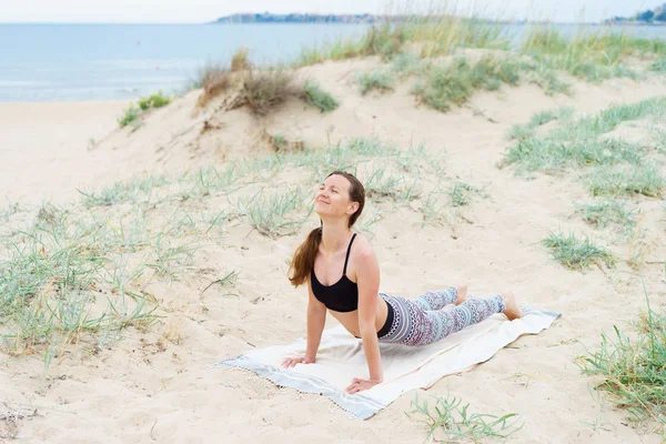 Ragazza Felice Sorridente Facendo Asana Yoga Sulla Sabbia Del Mare — Foto Stock