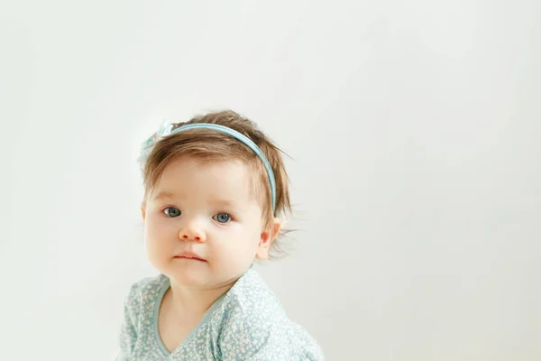 Portret Dziewczynki Dziecko Niebieskie Oczy Niebieskim Tle Bandażem Głowie Zbliżenie — Zdjęcie stockowe