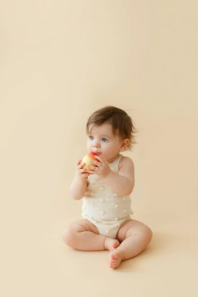 Bambina Maglia Con Mela Rossa Isolata Fondo Giallo — Foto Stock