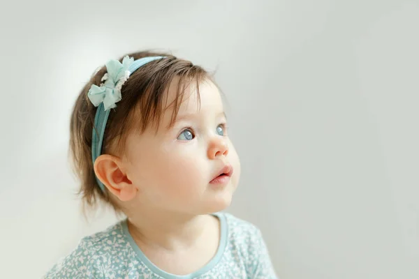 Retrato Uma Menina Olhos Azuis Fundo Azul Com Uma Bandagem — Fotografia de Stock