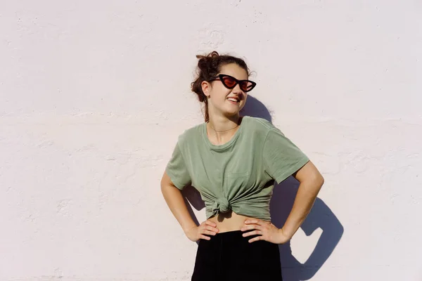 Menina Adolescente Verde Shirt Fica Fundo Parede Rosa Moda Óculos — Fotografia de Stock