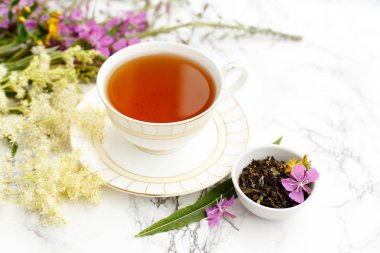 Bitkisel Ivan-çay Fireweed ve mermer masada erkeç sakalı ile porselen fincan. Hasat.