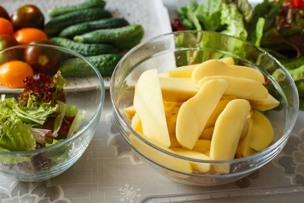 Ingredientes Alimentarios Saludables Verduras Frescas Plato Pepinos Tomates Lechuga Tazón —  Fotos de Stock