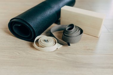 Stüdyoda katta Yoga Ekipmanları, Siyah Mat, tuğla, kemer düzenlendiği