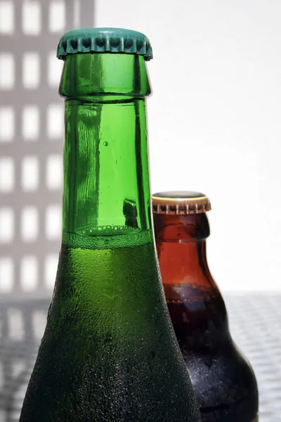 Close Van Twee Glazen Fles Bier Nek Met Druppels Tegen — Stockfoto